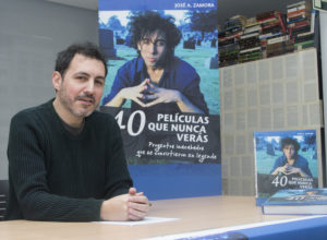 Podemos ver al autor del libro Jose A. Zamora sentado frente a una mesa con una imagen de la portada que se asoma por detrás donde se puede ver a Tim Burton