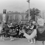 Festival de danzas frente a los Gigantes y Cabezudos.