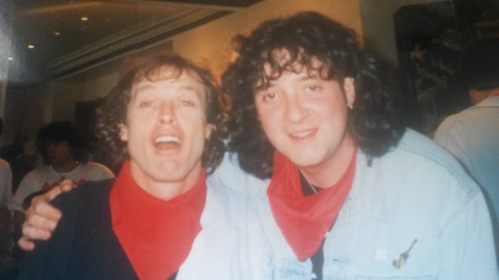 Rudy Goroskieta con Angus Young en Madrid en 1996. 