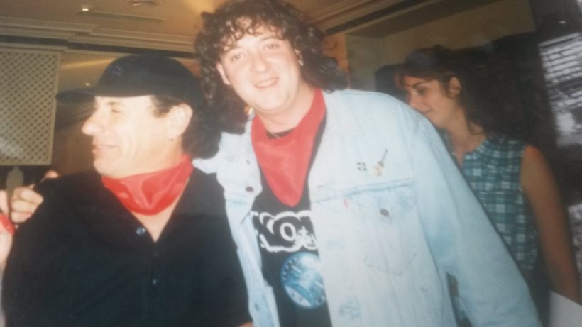 Se puede ver en la imagen al cantante del grupo de rock AC/DC, Brian Johnson, con Rudi Goroskieta, presentador radiofónico de Pamplona. Johnson aparece con su gorra clásica y Goroskieta con una amplia melena rizada. Ambos llevan pañuelo rojo de Sanfermin.