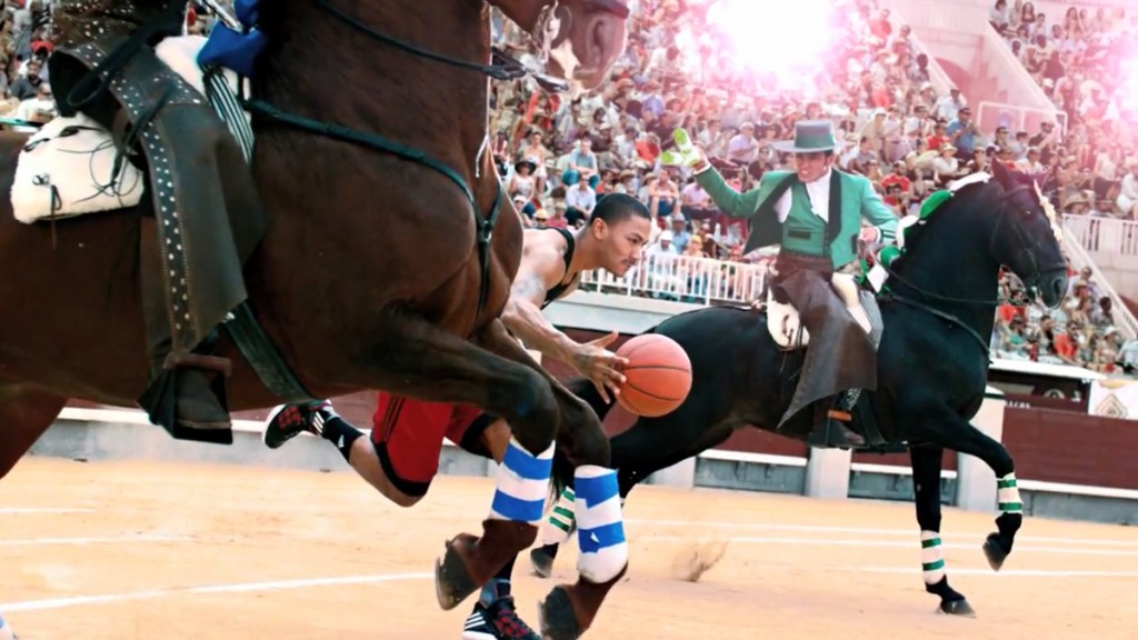 Derrick Rose entre dos jinetes de rejones en una plaza de toros ©adidasbasketball