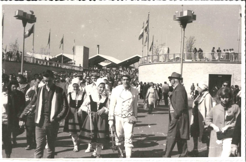 © Archivo Municipal de Pamplona. Cesión. Dantzaris en el desfile. NY. Gigantes y Cabezudos.