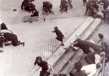 The 10 year old Aurelia just in front of the horns, with her mother to the left falling to the ground by the ticket offices of the ring. Photo from Jose Galle en la obra Historia de los Sanfermines de José Joaquín Arazuri.