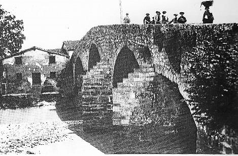 El Puente de San Pedro. A photo from 1895 of the bridge, built in Roman times but reformed in the Middle Ages and still going strong today. It is Pamplona 's oldest bridge.