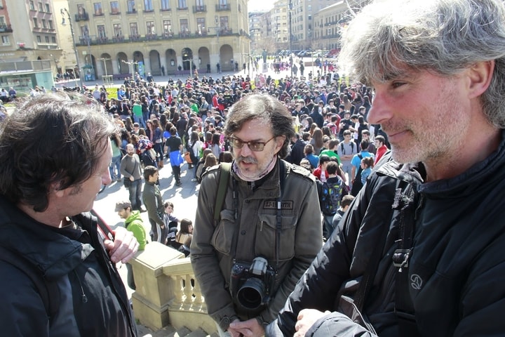 Patxi Cascante, Álvaro Barrientos y Jesús Diges trabajando en la plaza del castillo de Pamplona
