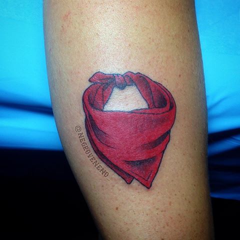 Un pañuelo de San Fermin tatuado en el brazo por Negro Veneno