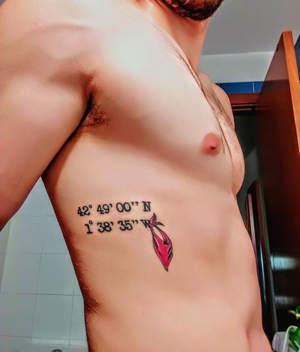 Coordenadas del encierro de Pamplona tatuadas en el cuerpo de un mozo