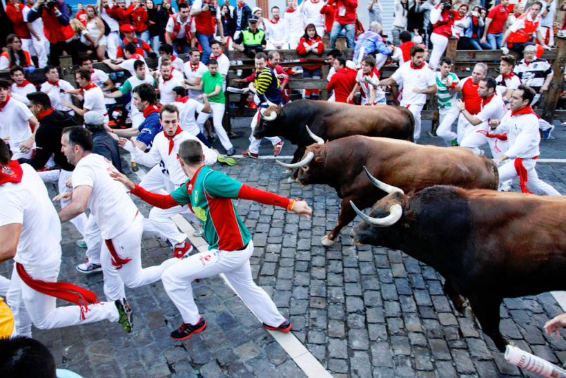 Imagen de Iñaki Vergara con los toros en abanico en la calle Estafeta.