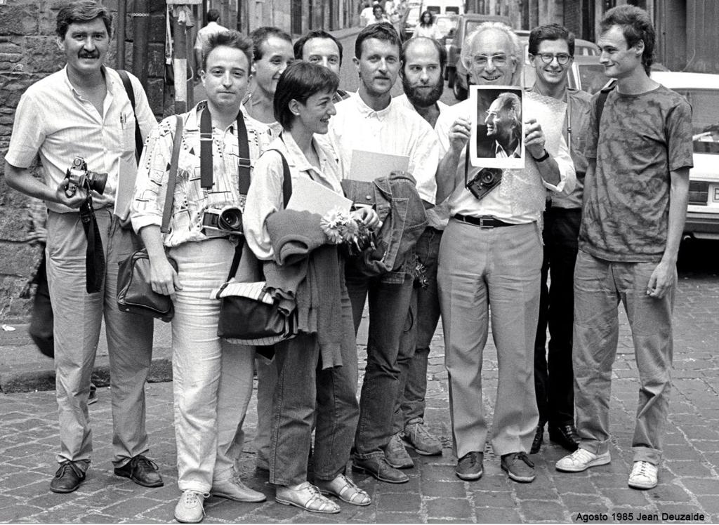 Imagen de un grupo de fotógrafos junto a Jean Dieuzaide que impartió un curso sobre fotografía de reportaje en pamplona en 1985. podemos ver a Mikel Goñi, Koldo Chamorro y Juan Ignacio Delgado, entre otros.