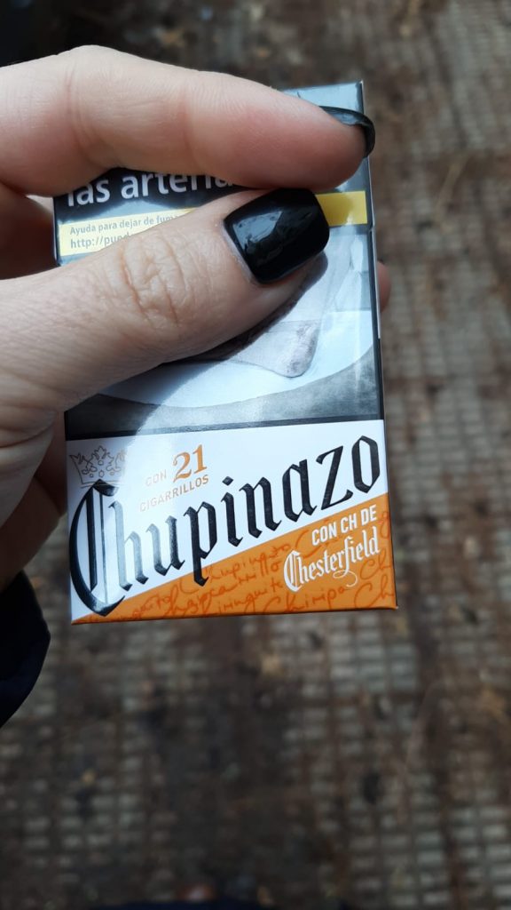 Imagen de una Cajetilla de tabaco de Chesterfield que incluye la palabra Chupinazo.