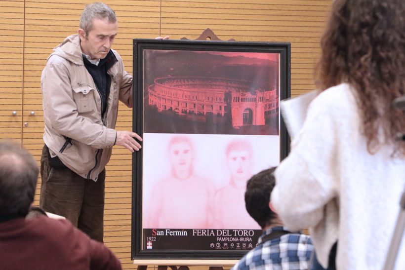 Juan José Aquerreta frente a su cartel en la presentación en la Casa de Misericordia