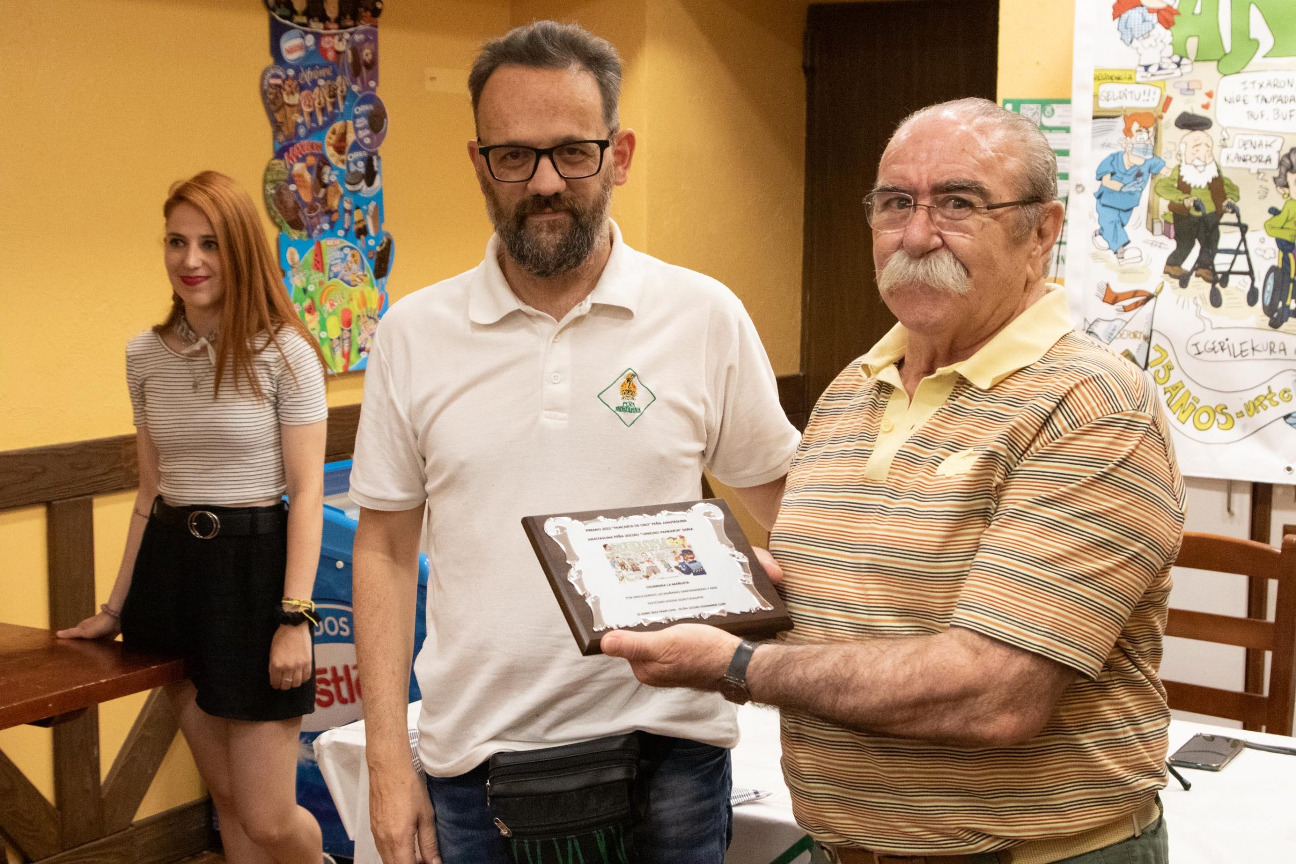 Alfonso Echarte entrega a Elías Elizalde el galardón Pancarta de Oro de la Peña Anaiitasuna 2022